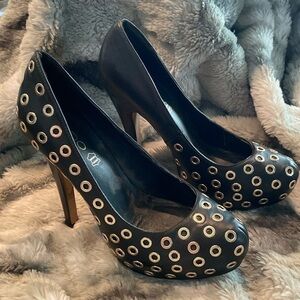Aldo Leather Platform Black with Gold ring detail size 9